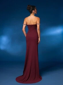 SHEIN Belle 勃艮第红色优雅华丽的勃艮第红色露肩露肩袖，奢华珍珠钻石链设计，弹力针织水钻珍珠缀饰上衣，胸罩杯和罗纹褶皱设计，鱼尾下摆开衩，适合婚礼活动、单身派对、度假、毕业季、舞会晚宴礼服（重工业） - 酒紅色 - 查看 4