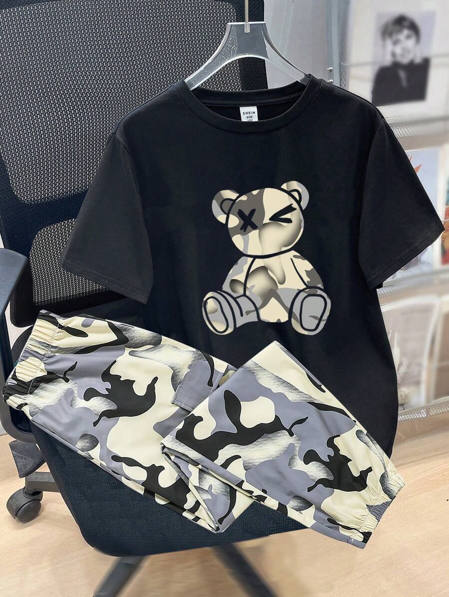 SHEIN 2入組男孩休閒迷彩熊圖案短袖T恤和迷彩口袋工裝長褲套裝 - 彩色 - 查看 1