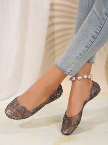 Sandales plates grises casual pour femmes, design ajouré, confortables et légères pour l'extérieur, la maison, le port quotidien, convient aux mères, été