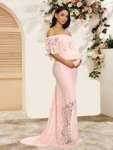 Sukienka ciążowa z odkrytymi ramionami i falbaniastym kołnierzem, długa, koronkowa, syrenka, do sesji zdjęciowej, baby shower - Różowy - Zobacz 6