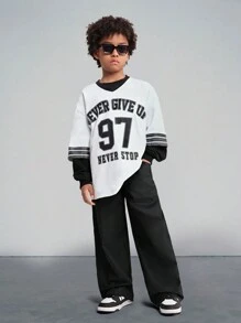 SHEIN Camiseta De Punto De Cuello En V Con Bloque De Color Para Niños, Estampado De Letras Y Números En Los Hombros Caídos