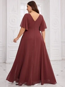 大码优雅短袖雪纺连衣裙，V 领和喇叭下摆伴娘礼服