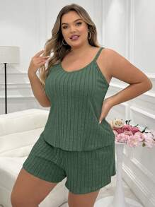 Conjunto de pijama/loungewear compuesto por top de tirantes acanalado y shorts con nudo delantero en talla grande
