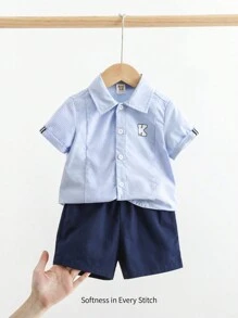 Cozy Pixies Ensemble 2 pièces de tenues d'été pour jeune garçon avec chemise à col, boutonnée à manches courtes, rayures bleues et blanches et shorts unicolore. Convient pour l'école, une tenue décontractée, une fête d'anniversaire, une vacance estivale, etc.