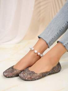 Sandales plates grises casual pour femmes, design ajouré, confortables et légères pour l'extérieur, la maison, le port quotidien, convient aux mères, été