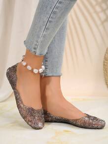 Sandales plates grises casual pour femmes, design ajouré, confortables et légères pour l'extérieur, la maison, le port quotidien, convient aux mères, été