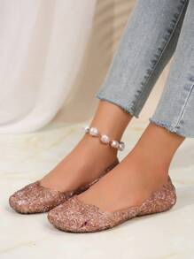 Sandálias Planas Confortáveis e da Moda na Cor Champanhe para Mulheres, Sapatos Leves, Vazados, Antiderrapantes e Versáteis para Uso Interno e Externo, Combinam com Looks de Primavera e Verão - Champanhe - Visão 4