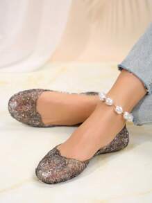 Sandales plates grises casual pour femmes, design ajouré, confortables et légères pour l'extérieur, la maison, le port quotidien, convient aux mères, été