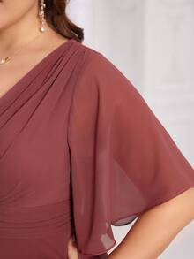 大码优雅短袖雪纺连衣裙，V 领和喇叭下摆伴娘礼服