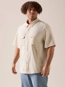 Manfinity VCAY 男士大尺碼休閒鬆身有條紋短袖衫，寬翻領和肩膀，適合夏季穿著的純色襯衫