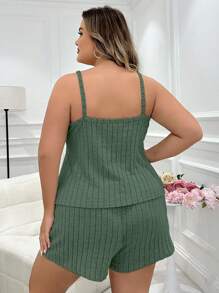 Conjunto de pijama/loungewear compuesto por top de tirantes acanalado y shorts con nudo delantero en talla grande