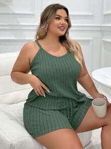 Conjunto de pijama/loungewear compuesto por top de tirantes acanalado y shorts con nudo delantero en talla grande