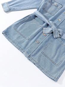 Cazadora de mezclilla casual y de moda para adolescentes, con un corte holgado y cinturón de cintura