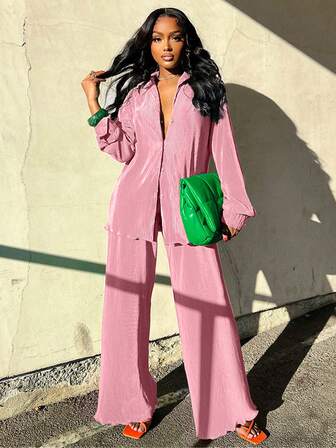 女性時尚休閒百褶襯衫和寬褲套裝，舒適時尚