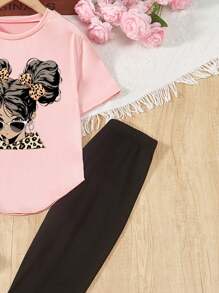SHEIN GraphicGems Conjunto de camiseta gráfica con figuras y dobladillo curvo y mallas para niña preadolescente