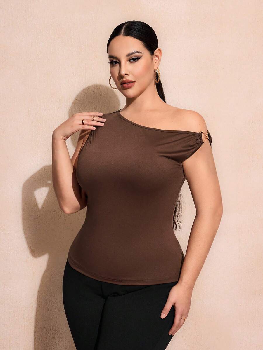 SHEIN SXY Top sólido de cuello asimétrico para tallas grandes - Marrón Chocolate - Ver 1