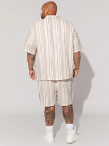 Manfinity VCAY 2入組男性大尺碼休閒編織條紋寬鬆落肩POLO衫和直筒腰帶短褲套裝，適用於夏日日常穿著 - 彩色 - 查看 2