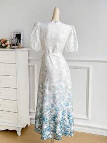 Modelyn 女款V領腰帶泡袖阿拉伯字母印花連衣裙 - 彩色 - 查看 2