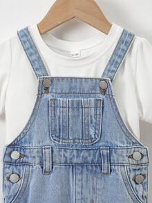 SHEIN 寶寶女孩舒適輕洗牛仔背帶短褲連體褲，具有破損細節和捲邊袖口的休閒風格，適用於度假夏季裝