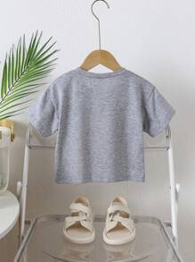SHEIN Explorewe أم وابنتها متطابقتان (يباع القطعتان بشكل منفصل) بلوزة كاجوال رياضية مريحة للفتاة الصغيرة مع طباعة حرفية، أكمام راجلان مقصوصة، رقبة طاقم، مناسبة للصيف والرياضة والمدرسة، تناسب الأم والابنة - رمادي فاتح - مشاهدة 8
