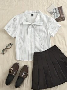 SHEIN Unity Damska koszula z krótkim rękawem i wiązaną muszką w paski - Biały - Zobacz 1