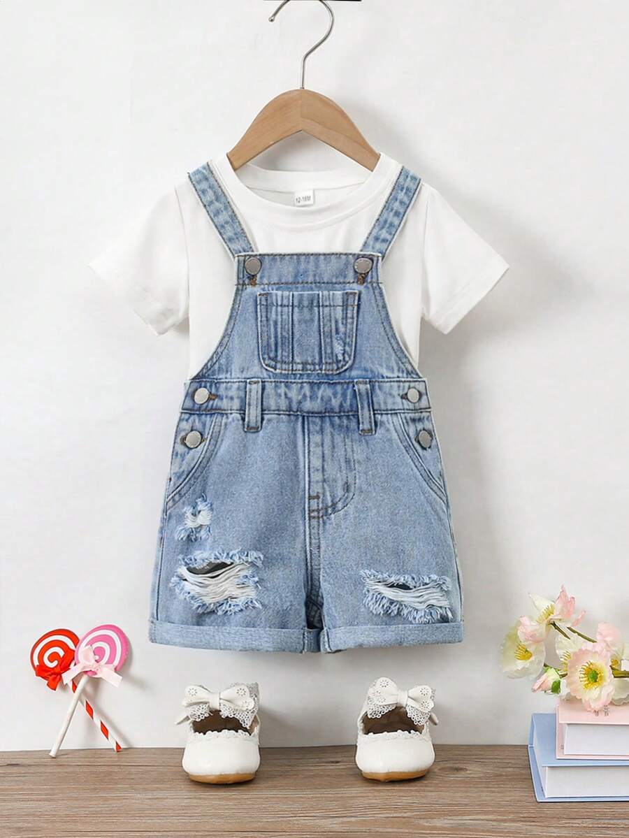 SHEIN 寶寶女孩舒適輕洗牛仔背帶短褲連體褲，具有破損細節和捲邊袖口的休閒風格，適用於度假夏季裝