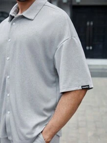 Manfinity Homme 男士字母圖形下垂肩襯衫和短褲 - 淺灰色 - 查看 5