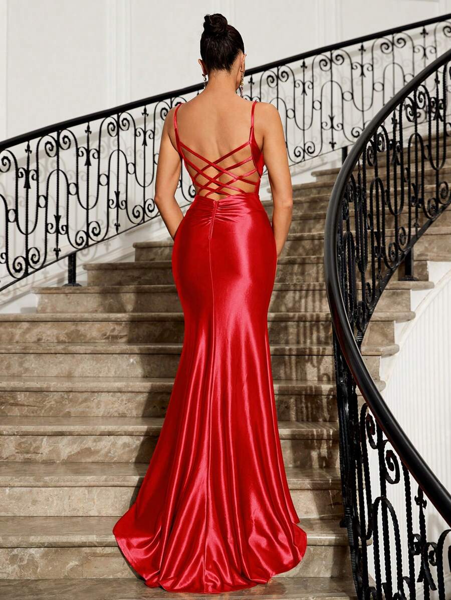 SHEIN Belle Vestido de tirantes espagueti, elegante vestido de noche con tren de barrido, gradiente de pedrería con escote en V profundo, cruce de espalda (estilo abundante) para mujer - Rojo - Ver 1