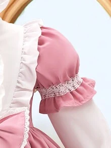 Vestido rosa para niña joven con bloqueo de color blanco, lazos, ribete de encaje y mangas con volantes. El estilo general es suave y dulce, lleno de espíritu juvenil. Los delicados y exquisitos ribetes de encaje decoran el dobladillo y los puños del vestido, agregando una sensación de delicadeza y romance. Adecuado para compras, salidas, fiestas, cumpleaños, bodas o celebraciones en primavera y otoño. - Multicolor - Ver 3