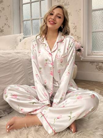 CottageSlumber Conjunto de Top de Manga Longa com Gola e Calça com Estampa Floral em Tinta, Branco, Temporada de Férias, Esplendor Floral Abundante, Detalhes Aconchegantes e Elegantes
