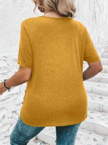 SHEIN Clasi 大尺碼女裝夏季純色短袖圓領紐扣裝飾休閒T恤 - 黃色 - 查看 2