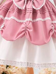 Vestido rosa para niña joven con bloqueo de color blanco, lazos, ribete de encaje y mangas con volantes. El estilo general es suave y dulce, lleno de espíritu juvenil. Los delicados y exquisitos ribetes de encaje decoran el dobladillo y los puños del vestido, agregando una sensación de delicadeza y romance. Adecuado para compras, salidas, fiestas, cumpleaños, bodas o celebraciones en primavera y otoño. - Multicolor - Ver 4