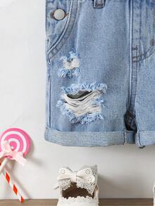 SHEIN 寶寶女孩舒適輕洗牛仔背帶短褲連體褲，具有破損細節和捲邊袖口的休閒風格，適用於度假夏季裝