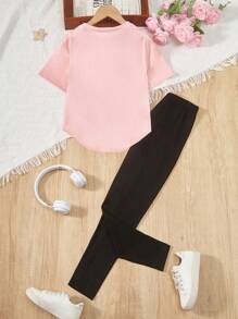 SHEIN GraphicGems Conjunto de camiseta gráfica con figuras y dobladillo curvo y mallas para niña preadolescente