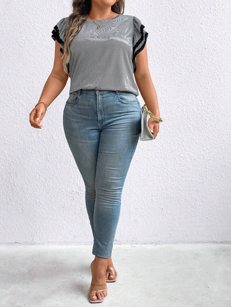 SHEIN LUNE Gestreiftes Plus T-Shirt mit Kontrastspitze und Schmetterlingsärmeln