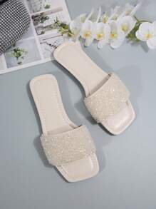Nuevas pantuflas para mujer de gran tamaño para el verano de 2024, sandalias planas de moda para mujeres, adornadas con diamantes de imitación blancos antideslizante sin tacón, estilo holgado adecuado para actividades al aire libre y playa, adecuado para mujeres con pies grandes