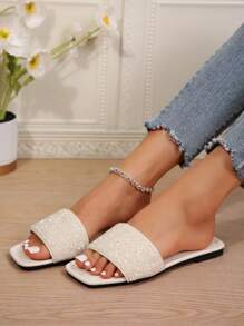 Nuevas pantuflas para mujer de gran tamaño para el verano de 2024, sandalias planas de moda para mujeres, adornadas con diamantes de imitación blancos antideslizante sin tacón, estilo holgado adecuado para actividades al aire libre y playa, adecuado para mujeres con pies grandes
