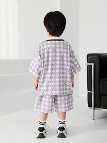 SHEIN Little Byeori Young Boy 2pcs Young Boys Casual Plaid Crown & Print Color-Block Tape Patch Decoration Short Sleeve Polo Shirt And Shorts Set Suitable For Going To School, Parties, Home And Vacation In Spring And Summer - Khaki - View 2