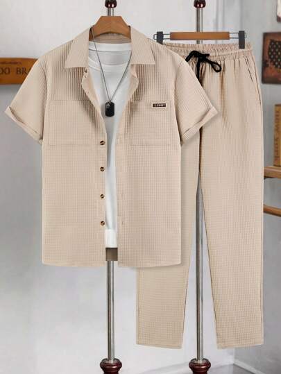 男士休闲两件套，夏季短袖树脂纽扣领衬衫搭配抽绳长裤，质感涤纶面料，双口袋+独特Logo，经典纯色
