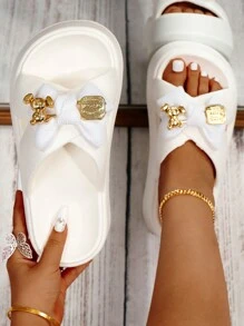 金属蝴蝶结泰迪熊女士坡跟拖鞋，2024 年夏季新品，简约百搭，沙滩 EVA 防滑软拖鞋 - 白色 - 查看 1