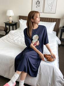 DAZY Đầm ngủ dáng rộng tay ngắn nữ in hình gấu dễ thương - Màu xanh hải quân - Xem 4