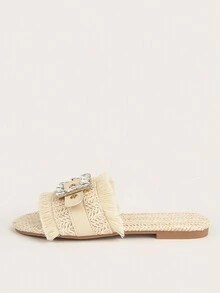 米色草編鑲前扣流蘇方扣裝飾波西米亞式度假風格女士平底涼鞋。流蘇裝飾的長度和數量隨機。草編圖案隨機。鑲嵌的水晶顏色隨機。 - 米色 - 查看 3