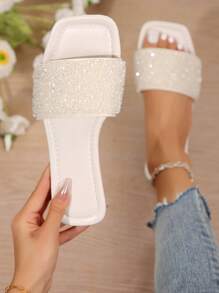 Nuevas pantuflas para mujer de gran tamaño para el verano de 2024, sandalias planas de moda para mujeres, adornadas con diamantes de imitación blancos antideslizante sin tacón, estilo holgado adecuado para actividades al aire libre y playa, adecuado para mujeres con pies grandes