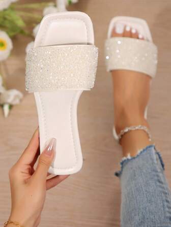 2024 Nya sommaren kvinnors tofflor i stor storlek, fashionabla platta sandaler för kvinnor, vit strass utsmyckade halkfria tofflorskor utan klackar, löst sittande stil lämplig för utomhusaktiviteter och strand, lämplig för kvinnor med stora fötter