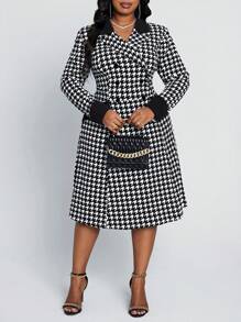 SHEIN Lady Vestido clásico de talla grande con impresión a cuadros en blanco y negro, cuello vuelto, abotonado en la cintura y línea A, para las cuatro estaciones - Blanco y Negro - Ver 3