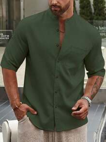 Manfinity Homme Loose-Fit Men's Solid Button-Up Shirt With Pocket Patch - Green - View 4