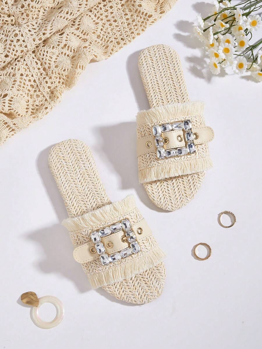 米色草編鑲前扣流蘇方扣裝飾波西米亞式度假風格女士平底涼鞋。流蘇裝飾的長度和數量隨機。草編圖案隨機。鑲嵌的水晶顏色隨機。 - 米色 - 查看 1
