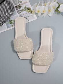 Nuevas pantuflas para mujer de gran tamaño para el verano de 2024, sandalias planas de moda para mujeres, adornadas con diamantes de imitación blancos antideslizante sin tacón, estilo holgado adecuado para actividades al aire libre y playa, adecuado para mujeres con pies grandes