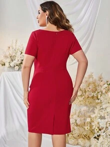 MUXXN Gaun elegan ukuran plus dengan bahu asimetris, lengan pendek, lipatan di pinggang, hem bergelombang, dan belahan di bagian belakang. - Merah - View 2
