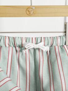 SHEIN 2 Stücke Set aus atmungsaktivem Leinenhemd mit kurzen Ärmeln und Shorts mit bunten Streifen für kleine Jungen, geeignet für Outdoor-Aktivitäten, Urlaub, Zusammenkünfte, Schule und Zuhause, Frühling und Sommer